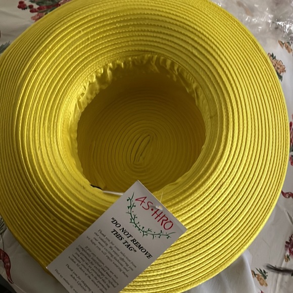 Beautiful yellow hat - Picture 3 of 4